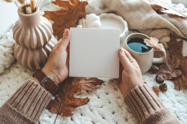 Boş kartpostalda ellerinizdeki metin için boşluk, sonbahar havası.