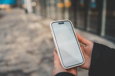 Mobil Uygulama Reklamı. Kız elinde boş bir ekranla akıllı bir telefon tutuyor. Akıllı telefonda mesaj için yer. Mocap.