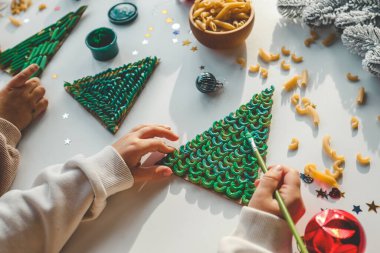 Çocuk boyama makarnası yaratıcılığı, Noel etkinliği fikri.