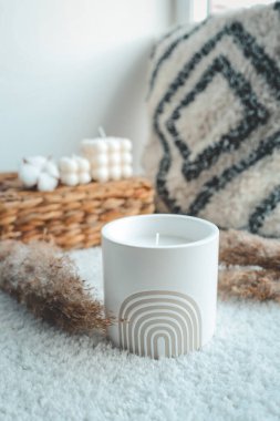 Evin içinde boho tarzında mum..