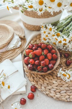 Yaz kompozisyonu, çilekli tabak ve papatya çayı..
