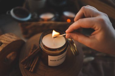 El yakma mumlarıyla, estetikle eşleştir.