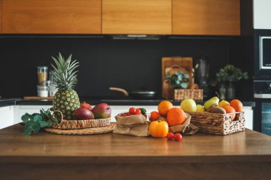 Mutfağın arka planındaki ahşap bir masada sebze ve meyvelerin yakın plan çekimi. Dengeli diyet, yemek pişirme, beslenme konsepti.