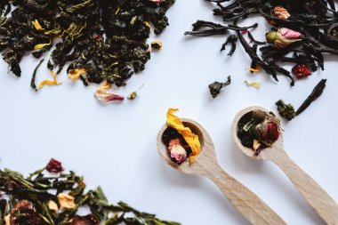 Tahta kaşıklarda bitki çayı..