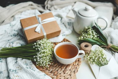 Bir fincan sıcak çay ve bahar içeceği. Günaydın konsept.