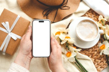 Yay bileşiminin arka planında izole ekran ile telefon ile eller.