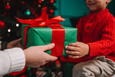 Hediye kutusu anne ve oğlunun elinde, Noel havası..