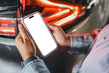 Bir arabanın arka planında izole ekran olan telefon.