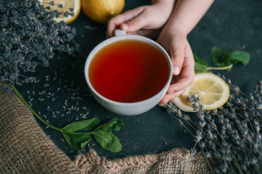 Limon, nane ve lavantalı doğal bitki çayı..