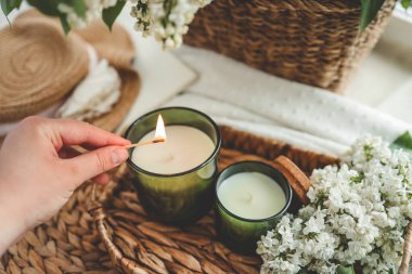 El yakma mumlarıyla, estetikle eşleştir.