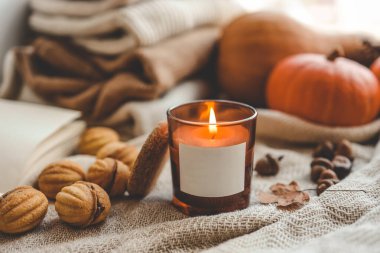 Sonbahar iç kısımlarında izole edilmiş yanan mum.