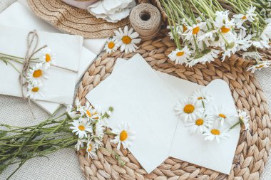 Yaz dekorunda tebrik kartı şablonu üst görünümü.