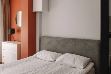 Şık, şık bir yatak odası. İç mekan, yatak..