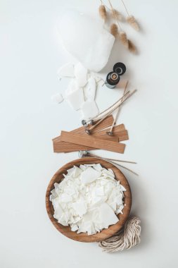 Beyaz arkaplanda mum üretmek için ayarlandı. Eko soya cilası ve mum, aletleri üst görünüm, düz döşeme. Kandil mumları. Hobi konsepti.