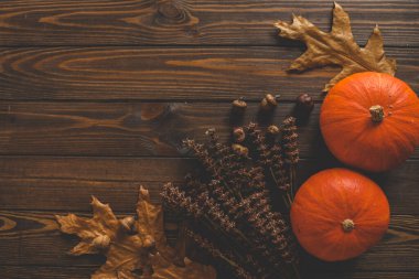 Sonbahar arkaplan görünümü, balkabağı ve yapraklar ahşap arkaplanda.