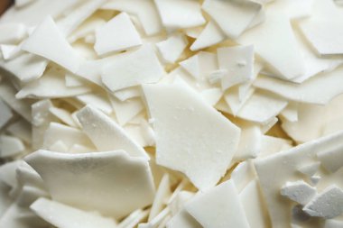 Mum yapımı için beyaz soya gevreğini kapatın. Soya mumu taneciklerinin hafif dokusu. Ev yapımı mumlar için. Ekolojik yaşam tarzı.