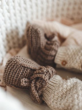 Beşikteki yeni doğmuş bir bebek için terlik örüyorsun..