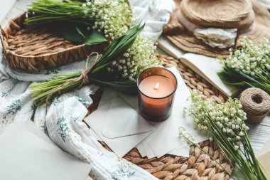 Yanan mum ve vadi zambakları, estetik ev atmosferi..