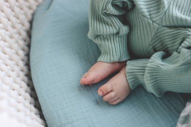 Beşikteki yeni doğmuş bir bebeğin ayakları..