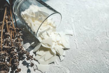 Soya mumu ve lavantalı cam, mum yapımı konsept..