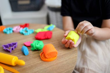Çocuk oynar ve plastik heykel yapar. Çevrimiçi ana sınıf.