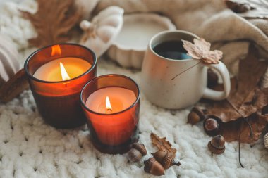 Sonbahar iç kısımlarında yanan iki mum.