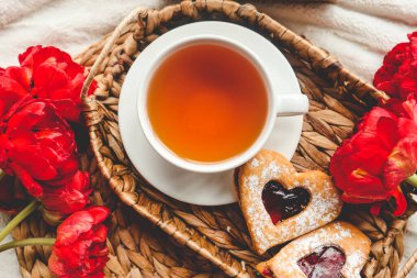 Lezzetli kahvaltı tepsisi, şakayık buketi ve yatakta Sevgililer Günü hediyesi..