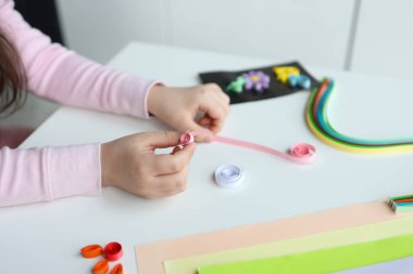Çocuk aktiviteleri, kağıt görünümlü eller, quilling teknolojisi..