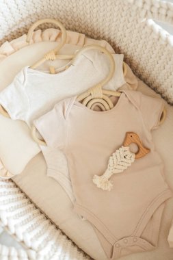 Bebek beşiğinde iki tarafsız vücut, bebek kıyafetleri..