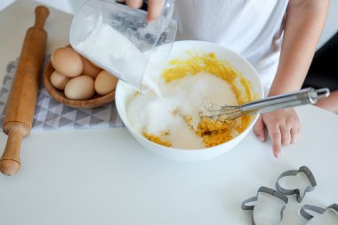Çocuk hamura şeker döker, yemek yapar..