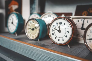 Retro çalar saatler bir tablo. retro renk görüntü stili fotoğraf