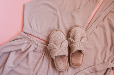 Ev yapımı pembe terlikler ve pijamalar.