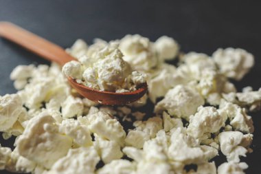 Doğal süzme peynir. Doğal süt ürünleri.