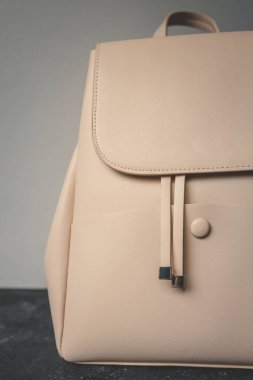Havalı bej kadın sırt çantası. Yakın plan..
