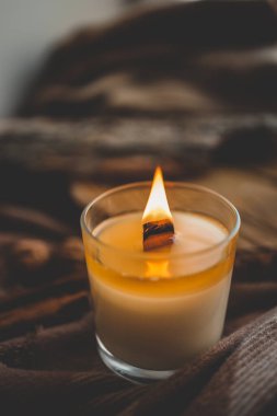 Evin içinde yanan mum, sonbahar estetiği..