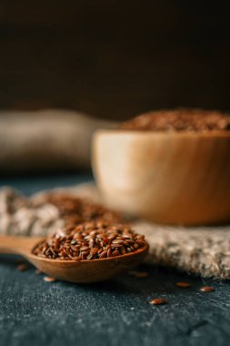 Tahta bir kasede keten tohumu. Yakın plan..