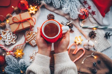 Noel çay şekeri süslemeleri, hediye kutuları, şerit ve ahşap tahta üzerinde zencefil ekmek karşı ile ateşli bir kadınla elinde tutan. Xmas kavramı.