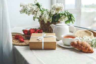 Yay ve tatil kahvaltısı hediye kutusu, sürpriz, günaydın..