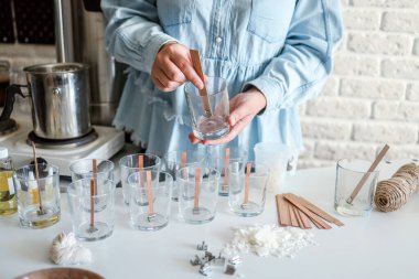 Bir atölyede mum yapma süreci.