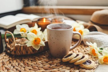 Bir fincan sıcak çay ve bahar içeceği. Günaydın konsept.