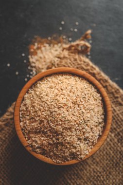 Deniz tuzu ve baharatlı ahşap tabak..