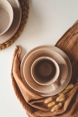 Biçimli bej tablo takımı seti beyaz arkaplan üzerinde düz bir görünüm yatıyordu.