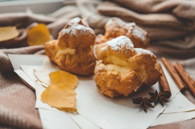 Taze pişmiş choux hamur işleri kapanıyor..