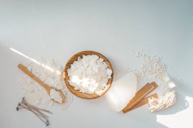 Beyaz arkaplanda mum üretmek için ayarlandı. Eko soya cilası ve mum, aletleri üst görünüm, düz döşeme. Kandil mumları. Hobi konsepti.