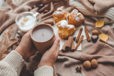 Ellerinde bir fincan kahve, sıcacık sonbahar.