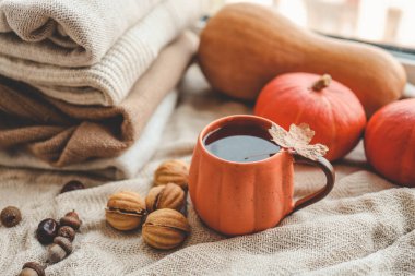 Bir fincan sıcak çay ve yaprak, sonbahar havası..