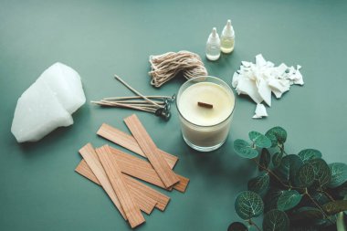 Soya mumu, ahşap filizler ve okaliptüs, düz bir manzara..