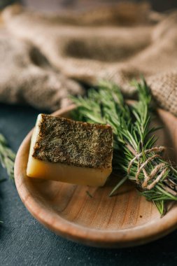 Koyu bir arka planda, ahşap bir tabakta biberiyeli som şampuan..