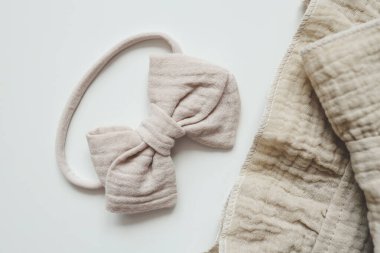 Beyaz arkaplanda el yapımı yay izole edildi.