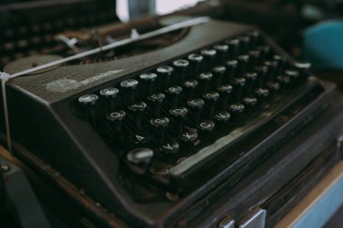 Eski model daktilo. Tepeden manzara.
